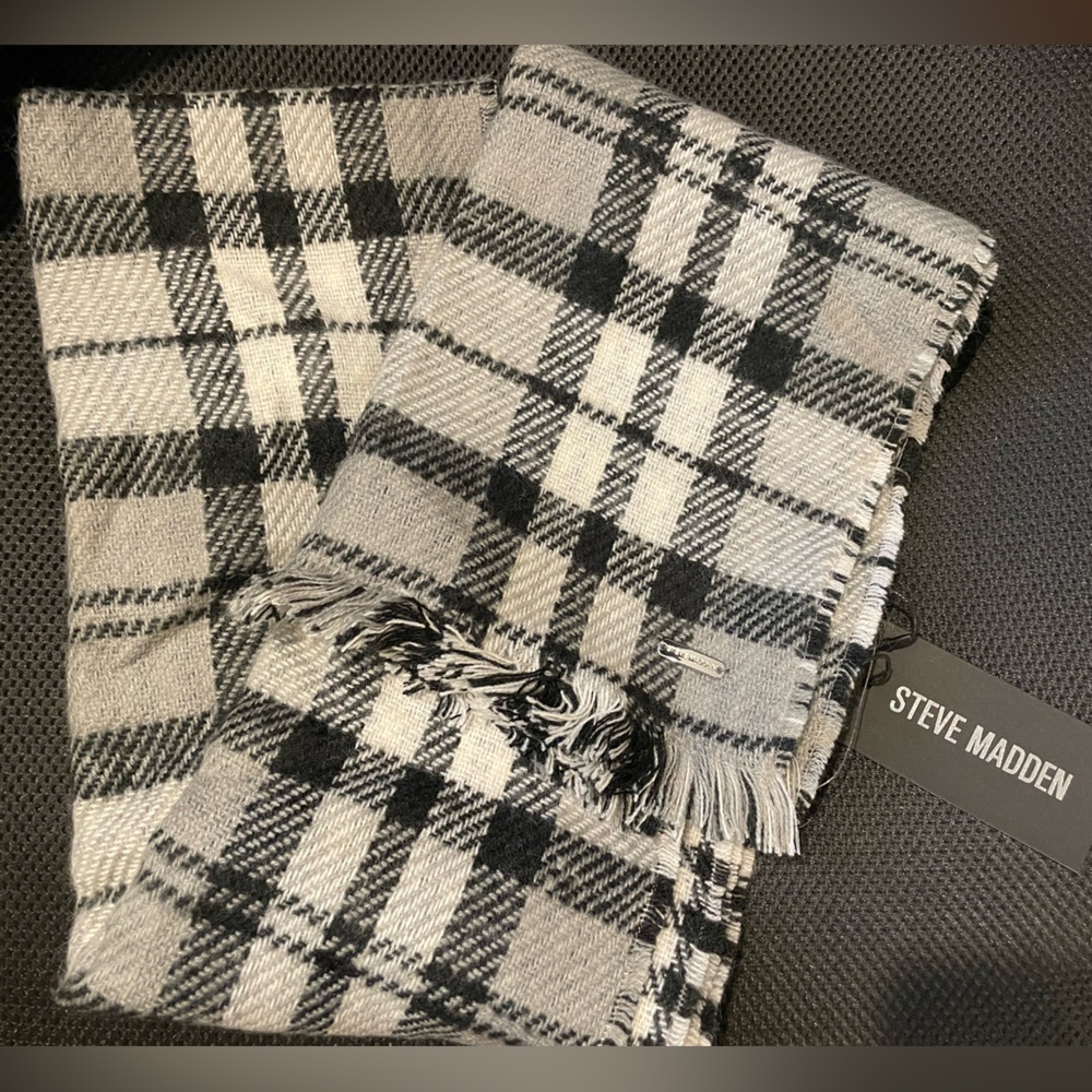Steve Madden black and white scarf
